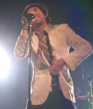 El frontman de Maximo Park durante su actuaciÃ³n en el Wintercase 2006