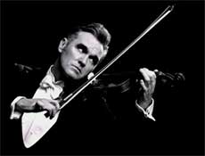 Morrissey tocando el violín