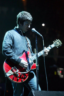 Noel Gallagher durante un concierto de Oasis