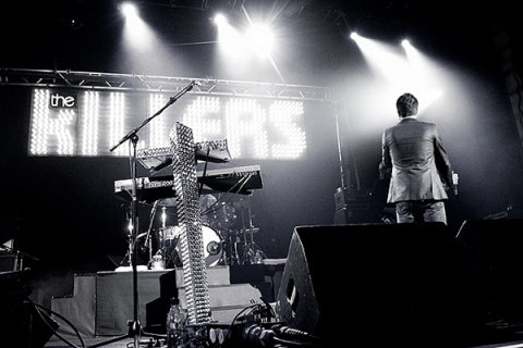 Imagen previa del escenario en un concierto de The Killers