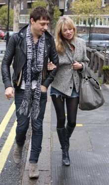 Kate Moss junto a su novio Jaime Hince de The Kills